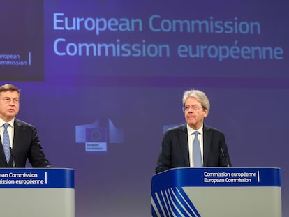 El vicepresidente de la Comisión Europea, Valdis Dombrovskis, y el comisario de Economía, Paolo Gentiloni.