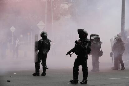 Miembros de la policía antidisturbios utilizan gases para dispersar a los transportadores, este 5 de septiembre en Bogotá.
