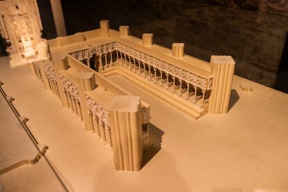 Maqueta que recrea, sin policromar, el aspecto que pudo tener el coro medieval de la catedral. Sus 72 sitiales y su tribuna ocupaban cuatro tramos de la nave central a partir del crucero.