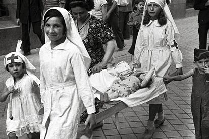 Madrid, 29 de octubre de 1936. Niñas vestidas de enfermeras postulan para la Cruz Roja.