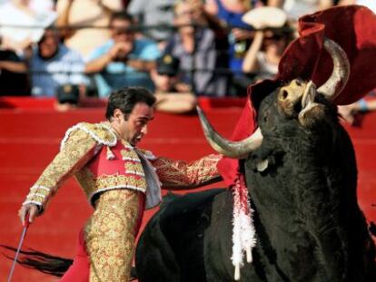 Enrique Ponce en un pase de pecho al primero de la tarde. 