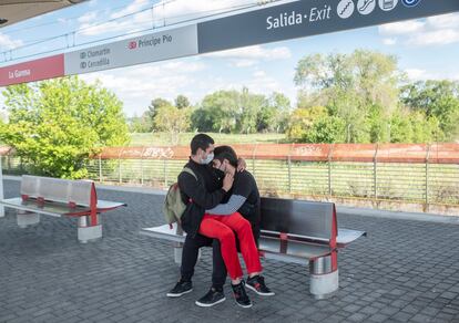 Una pareja se abraza mientras espera el tren en la estación de la Garena, en la línea C-7 de Renfe que une Alcalá de Henares y Atocha.
