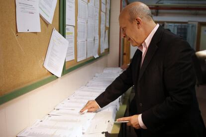 El ministro de Educación, José Ignacio Wert, coge la papeleta en el Instituto Pérez Galdós de Madrid.