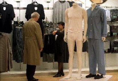 Una empleada atiende a un cliente ayer en la tienda de Marks & Spencer en la calle de Serrano