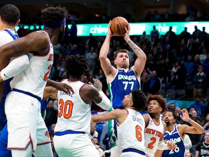 Una canasta de Luka Doncic durante el partido contra New York Knicks en el American Airlines Center.