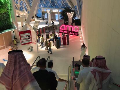 Vista general de los preparativos de la nueva sala de cine que se inaugura en Riad (Arabia Saudí).