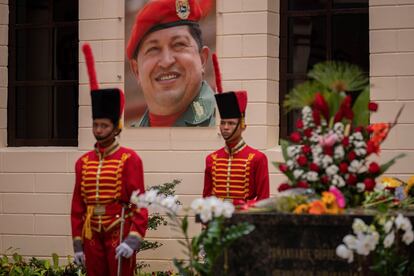 La guardia de honor junto a la tumba del expresidente de Venezuela Hugo Chávez