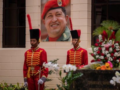 La guardia de honor junto a la tumba del expresidente de Venezuela Hugo Chávez, el 5 de marzo de 2023, en el cuartel de la montaña, en Caracas (Venezuela).