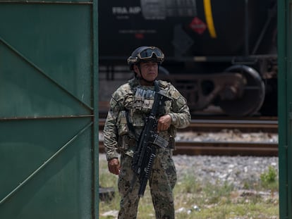 Un elemento de la Marina custodia las vías de Ferrosur en Coatzacoalcos, el pasado 20 de mayo.