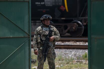 Un elemento de la Marina custodia las vías de Ferrosur en Coatzacoalcos, el pasado 20 de mayo.