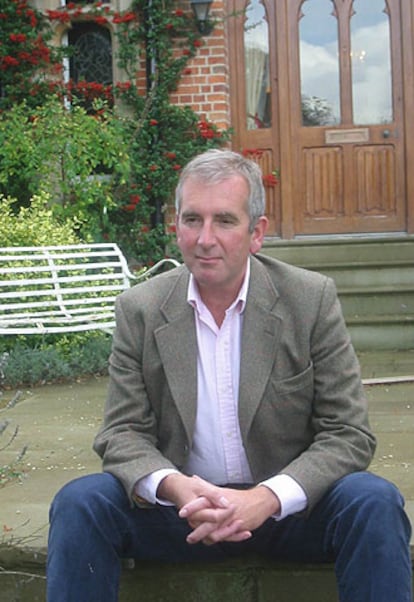 Robert Harris, en su casa de Kintbury, en la plácida campiña inglesa.