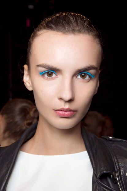 Val Garland también opta por el eyeliner azul para Monique Lhuillier primavera-verano 2016