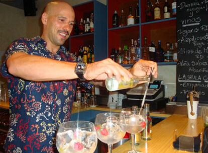 Gin tonic con frambuesa y uva, servido con una cuchara especial para que las burbujas exploten en la boca al primer sorbo