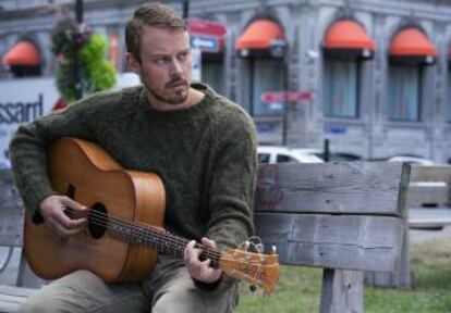 Este cantante folk tan 'naif' es también un espía en continuo peligro. Así de traviesa es la serie 'Patriot'.