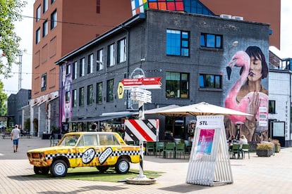 La zona moderna de Telliskivi de Tallin, donde hay un museo de fotografía e imágenes en murales en plena calle.