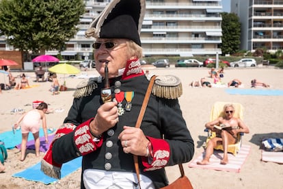 Daniel Mathieux, vestido con atuendos de la época de Napoleón en la playa de Golfo-Juan.