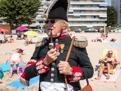 Daniel Mathieux, vestido con atuendos de la época de Napoleón en la playa de Golfo-Juan.
