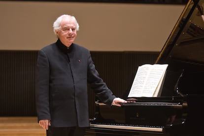 El pianista András Schiff saluda al público antes de dar comienzo a la segunda parte de su concierto del sábado en la Gewandhaus de Leipzig.