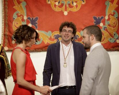 José Manuel Sande, uno de los nuevos concejales del ayuntamiento de A Coruña, celebra la primera boda tras el pleno en que el líder de la Marea Atlántica, Xulio Ferreiro, ha sido proclamado este mediodía regidor de la capital herculina con el apoyo del PSOE y BNG.