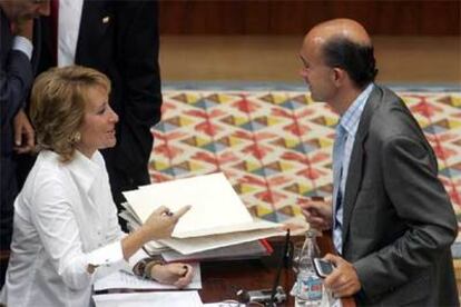 Esperanza Aguirre conversa con el consejero de Sanidad, Manuel Lamela, en la Asamblea de Madrid.