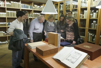 Un grupo de alumnos de la Universidad de Harvard visita el depósito de libros antiguos de la biblioteca de Deusto.