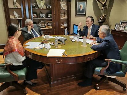 López Obrador junto al canciller Marcelo Ebrard, Alfonso Romo, el asesor del mandatario y la interprete Lilia Rubio tras una llamada con el presidente de EE UU, Joe Biden.