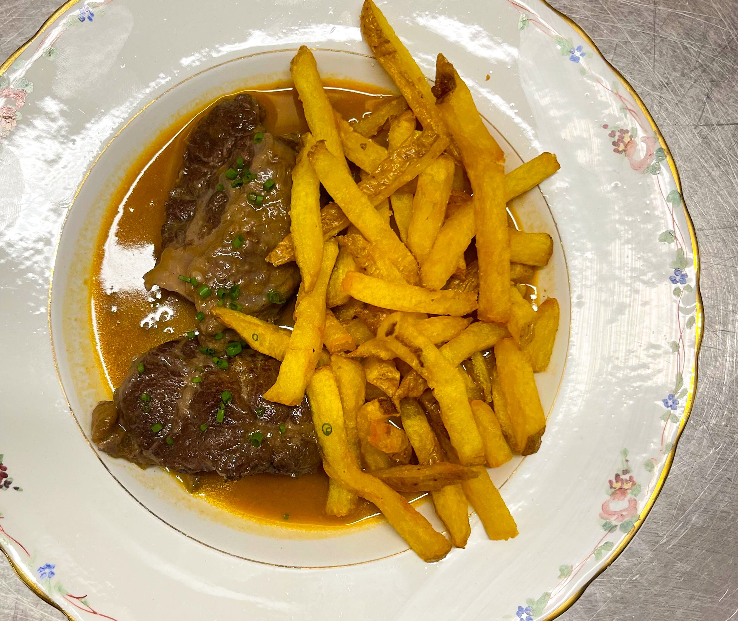 Ternera melosa y patatas crujientes, un combo que nunca falla