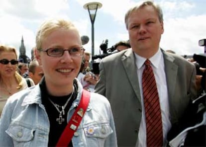 Laetitia Delhez, vctima de Dutroux, llega con su abogado al Tribunal de Arlon para escuchar el veredicto.