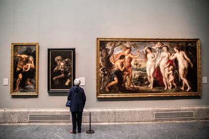 Una mujer ante 'El juicio de Paris', de Rubens.