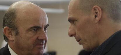 Guindos conversa con Varufakis durante la pasada reuni&oacute;n del Eurogrupo.