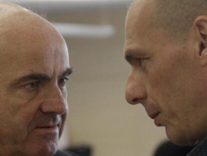 Guindos conversa con Varufakis durante la pasada reuni&oacute;n del Eurogrupo.