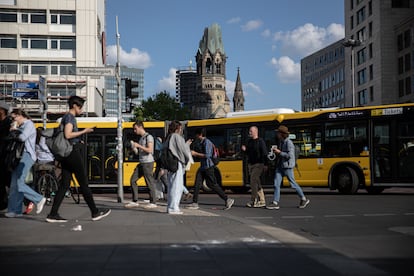 Un grupo de personas camina por una calle de Berlín, en mayo pasado.