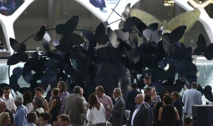 Los invitados ante otra de las inmensas figuras de la exposición, 'Mariposas'.