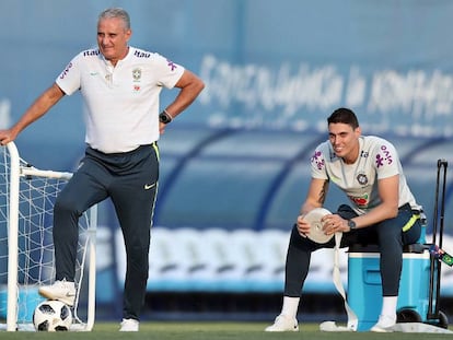 Tite e o filho Matheus Bachi, em treino da seleção brasileira.