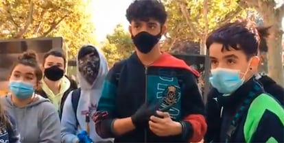 Un grupo de jóvenes en el paseo de El Espolón de Logroño limpiando los destrozos del 11 de noviembre.