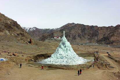 Ice Stupa Glacier, pirámide de hielo erigida por el ingeniero Sonam Wangchuk en Ladakh (norte de la India).