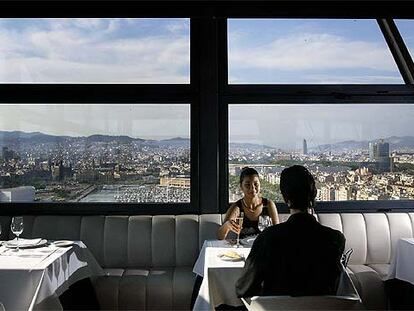 Vista de Barcelona desde el restaurante Torre de Altamar, situado en la torre de San Sebastián de Port Vell, desde donde también sale el teleférico de Montjuïc.