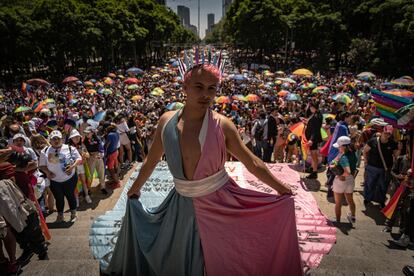 Asistentes a la marcha se reúnen junto al Ángel de la Independencia.