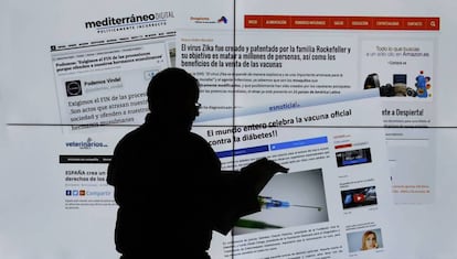 Un hombre observa varias web que muestran noticias falsas.