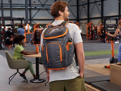 Una imagen promocional de la mochila de Basic-Fit.