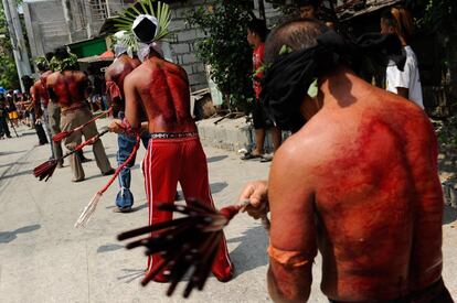 Cristianos filipinos azotan sus espaldas con maderas durante el Viernes Santo en San Fernando, en la provincia de Pampanga (Filipinas).
