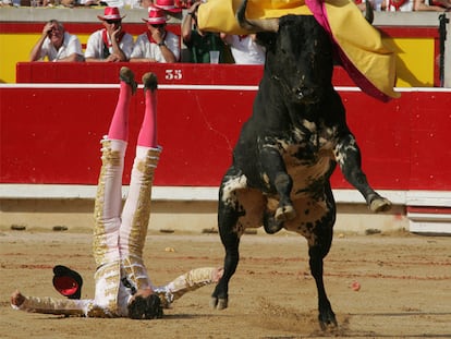 David Mora en el momento de ser volteado cuando recibió su segundo toro a porta gayola.