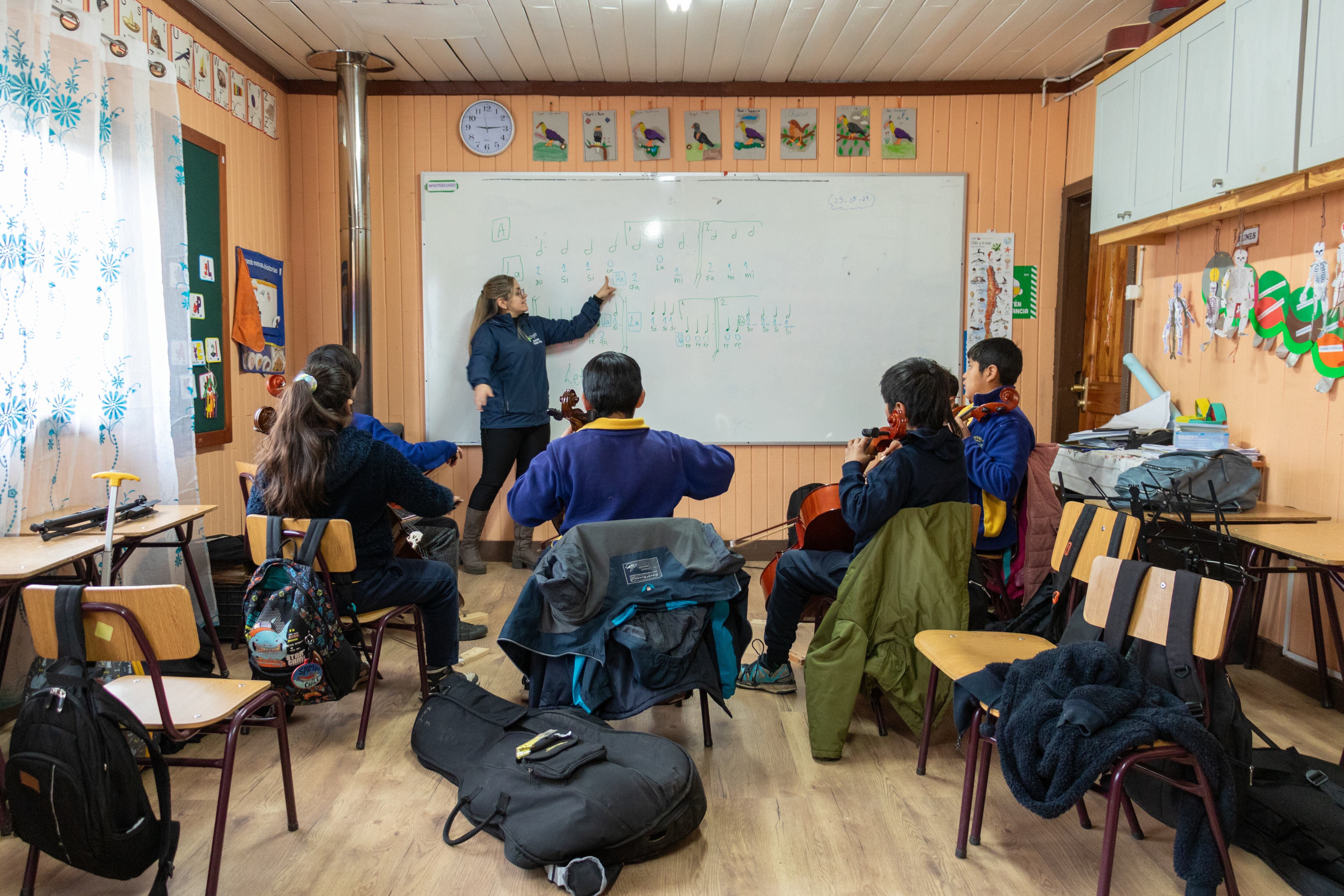  Taixa Vera imparte clase de violonchelo a un grupo de niñas y niños en Carririñe.