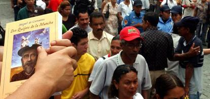 Ciudadanos venezolanos esperan para hacerse con un ejemplar de 'El Quijote'.