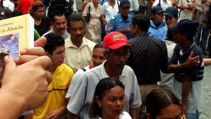 Ciudadanos venezolanos esperan para hacerse con un ejemplar de 'El Quijote'.