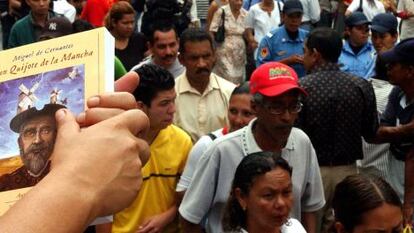 Ciudadanos venezolanos esperan para hacerse con un ejemplar de 'El Quijote'.