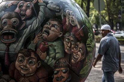 Una escultura con forma de bal&oacute;n expuesta en M&eacute;xico por la visita de la FIFA