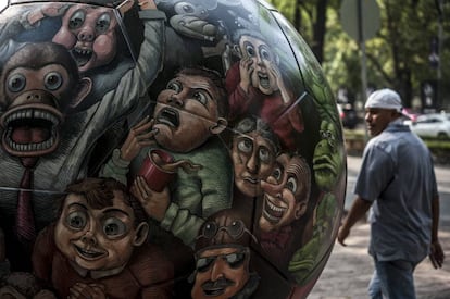 Una escultura con forma de bal&oacute;n expuesta en M&eacute;xico por la visita de la FIFA