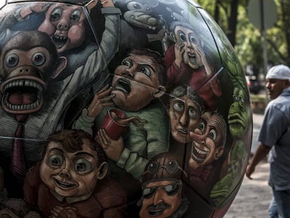 Una escultura con forma de bal&oacute;n expuesta en M&eacute;xico por la visita de la FIFA