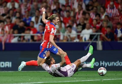 Conor Gallagher recibe la entrada de Portu en su estreno con el Atlético ante el Girona.